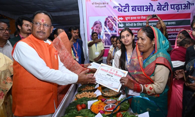 रायपुर : विशेष लेख : महतारी वंदन से बेटी पढ़ाओ को मिल रहा संबल रायपुर : विशेष लेख : महतारी वंदन से बेटी पढ़ाओ को मिल रहा संबल