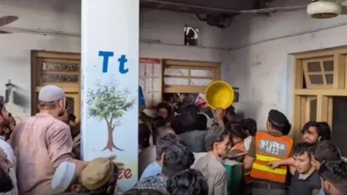 स्कूल की छत गिरने से 28 बच्चों और शिक्षिका की मौत