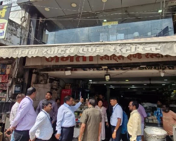 चार प्रतिष्ठानों पर कार्रवाई, गंदगी मिलने पर 150 किलो मिठाई और 10 किलो पनीर नष्ट; लाइसेंस निलंबित चार प्रतिष्ठानों पर कार्रवाई, गंदगी मिलने पर 150 किलो मिठाई और 10 किलो पनीर नष्ट; लाइसेंस निलंबित