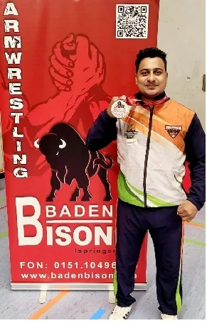 जर्मनी में छत्तीसगढ़ के श्रीमंत झा ने लहराया तिरंगा, पैरा-आर्मरेसलिंग कप में जीता रजत पदक