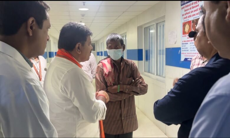 उप मुख्यमंत्री श्री विजय शर्मा ने अस्पताल पहुंचकर जाना सड़क हादसे में घायलों का हाल उप मुख्यमंत्री श्री विजय शर्मा ने अस्पताल पहुंचकर जाना सड़क हादसे में घायलों का हाल