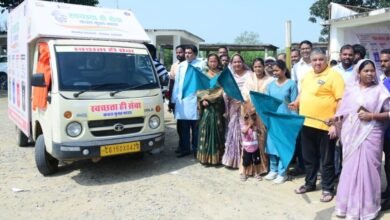 ‘सेवा मेरा योगदान‘ की भावना के साथ ग्राम तराजू में साप्ताहिक बाजार और तालाब किनारे चलाया स्वच्छता अभियान
