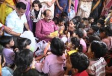जमीन पर बैठकर बच्चों संग खेले श्री अरुण साव