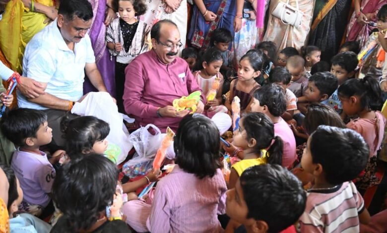 जमीन पर बैठकर बच्चों संग खेले श्री अरुण साव जमीन पर बैठकर बच्चों संग खेले श्री अरुण साव