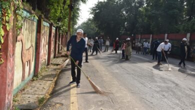 राज्यपाल श्री डेका ने गांधी जयंती पर की साफ-सफाई
