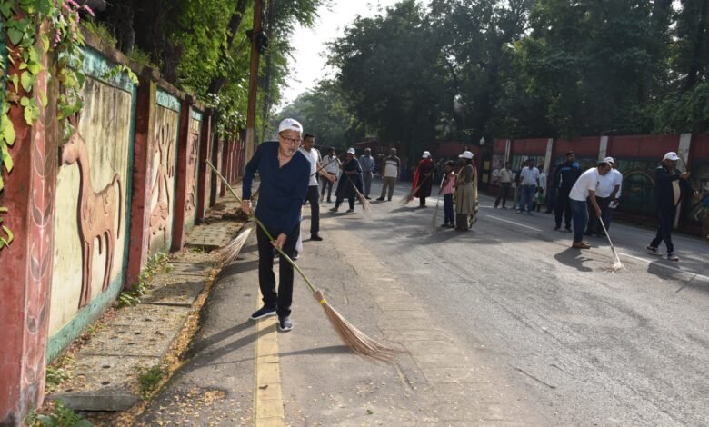 राज्यपाल श्री डेका ने गांधी जयंती पर की साफ-सफाई