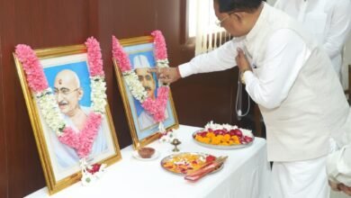 मुख्यमंत्री ने महात्मा गांधी और पूर्व प्रधानमंत्री लाल बहादुर शास्त्री की जयंती पर किया नमन