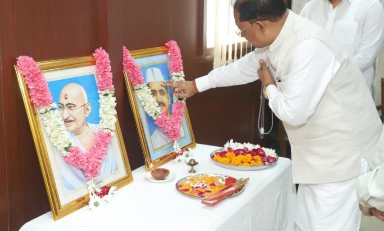 मुख्यमंत्री ने महात्मा गांधी और पूर्व प्रधानमंत्री लाल बहादुर शास्त्री की जयंती पर किया नमन मुख्यमंत्री ने महात्मा गांधी और पूर्व प्रधानमंत्री लाल बहादुर शास्त्री की जयंती पर किया नमन