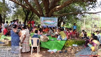 नारायणपुर के कच्चापाल में पेड़ की छांव तले जुटे ग्रामीण, लोकतंत्र की दिखी जीवंत तस्वीर नारायणपुर के कच्चापाल में पेड़ की छांव तले जुटे ग्रामीण, लोकतंत्र की दिखी जीवंत तस्वीर