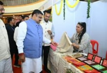 ग्रामोद्योग मंत्री श्री यादव ने किया प्रदर्शनी का अवलोकन, खादी वस्त्रों पर 31 मार्च 2027 तक मिलेगी 25 प्रतिशत छूट
