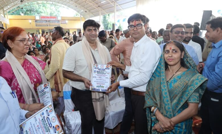 3165 जरूरतमंदों को निःशुल्क चश्मे और 800 लोगों को दवाइयां वितरित