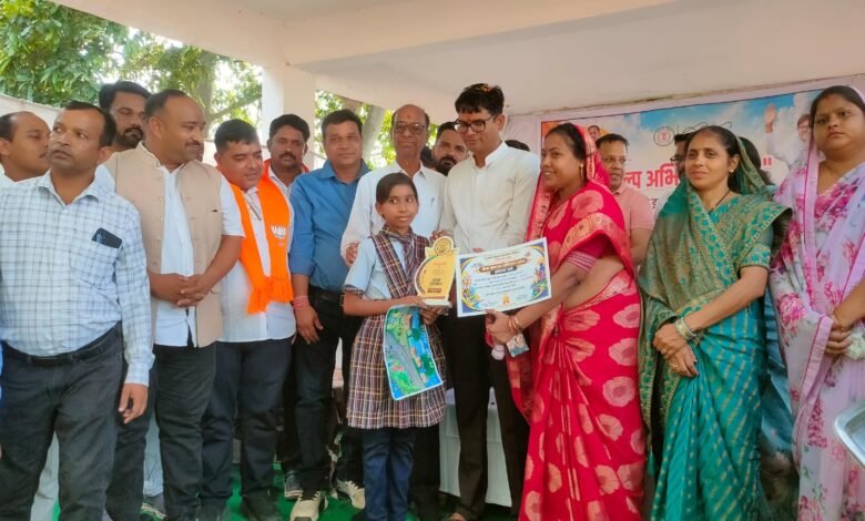 विकासखंड स्तरीय चित्रकला एवं भाषण प्रतियोगिता में विद्यार्थियों ने दिखाई रचनात्मकता विकासखंड स्तरीय चित्रकला एवं भाषण प्रतियोगिता में विद्यार्थियों ने दिखाई रचनात्मकता