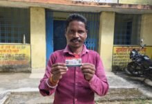 सेवा की कहानी: इलाज के खर्च की चिंता हुई कम, आयुष्मान कार्ड से विजय पंडो के परिवार को मिला स्वास्थ्य सुरक्षा का संबल