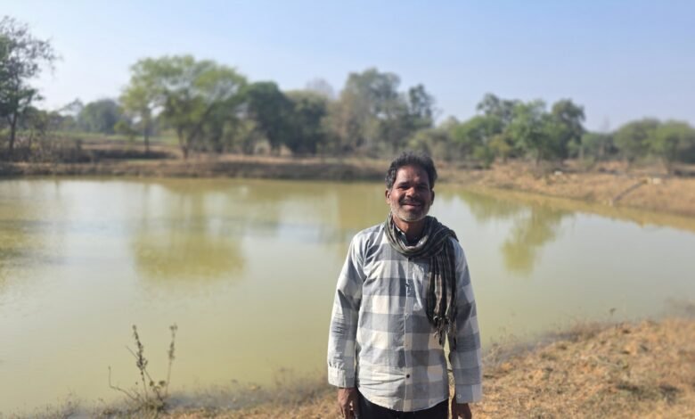 कभी सिंचाई के लिए पानी की कमी से जूझते थे बाबूनाथ, अब डबरी में संग्रहित पानी से कर रहे साग-सब्जियों की खेती