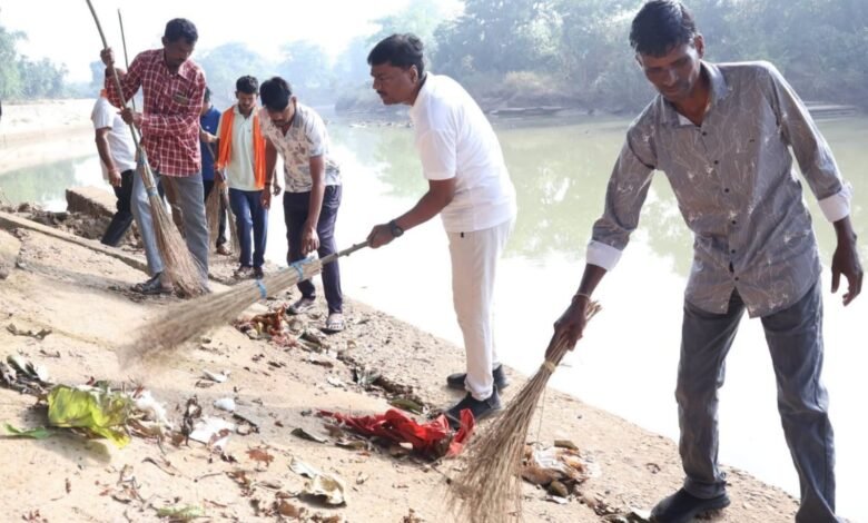 रामपुर आश्रम में जनभागीदारी से चला सेवा संकल्प के साथ स्वच्छता अभियान रामपुर आश्रम में जनभागीदारी से चला सेवा संकल्प के साथ स्वच्छता अभियान