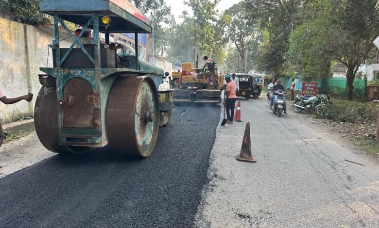 उप मुख्यमंत्री श्री अरुण साव के निर्देश पर एक्शन में पीडब्ल्यूडी, सड़कों की मरम्मत युद्धस्तर पर शुरू उप मुख्यमंत्री श्री अरुण साव के निर्देश पर एक्शन में पीडब्ल्यूडी, सड़कों की मरम्मत युद्धस्तर पर शुरू