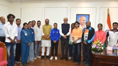 राज्यपाल श्री रमेन डेका से प्रदेश के उत्कृष्ट खिलाड़ियों ने की सौजन्य भेंट