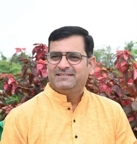 पारिवारिक हकत्याग की रजिस्ट्री में अभिलाष को मिली 46,846 रुपये की राहत, बचत की पूरी राशि बहनों को दी उपहार में