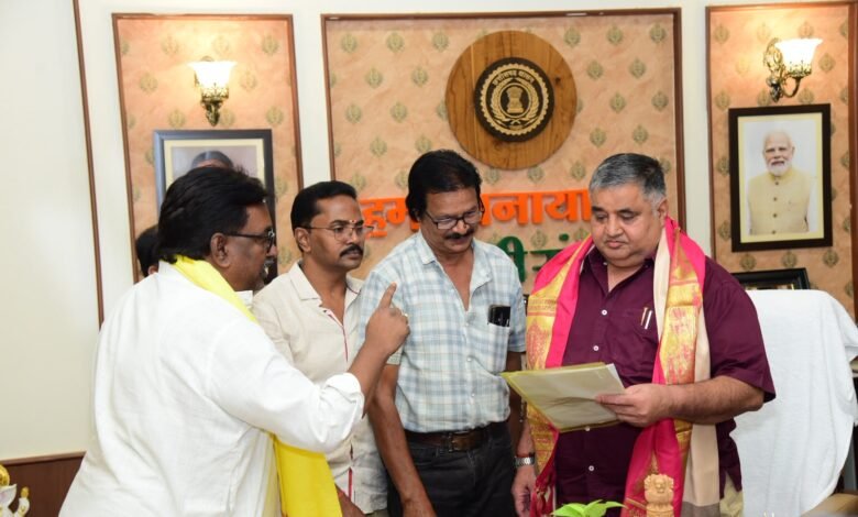 पर्यटन मंत्री श्री राजेश अग्रवाल ने नवा रायपुर स्थित निवास कार्यालय में नागरिकों से की आत्मीय भेंट-मुलाकात पर्यटन मंत्री श्री राजेश अग्रवाल ने नवा रायपुर स्थित निवास कार्यालय में नागरिकों से की आत्मीय भेंट-मुलाकात