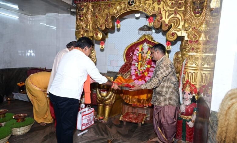 उप मुख्यमंत्री श्री विजय शर्मा ने कवर्धा में मां महामाया और मां विंध्यवासिनी के दर्शन कर प्रदेश की सुख-समृद्धि और खुशहाली की कामना की