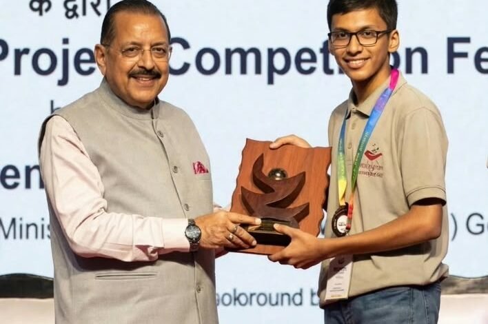 केंद्रीय विज्ञान एवं प्रौद्योगिकी मंत्री डॉ. जितेंद्र सिंह ने किया सम्मानित, बच्चों की सुरक्षा के लिए विकसित किया अनूठा इलेक्ट्रिक प्रेस मॉडल