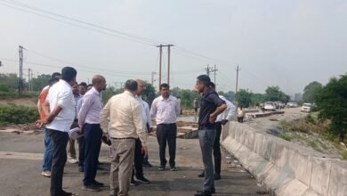 फील्ड पर पहुंचकर निर्माण कार्यों का किया निरीक्षण, अधिकारियों की बैठक लेकर दिए आवश्यक दिशा-निर्देश