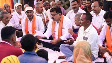 ग्रामीणों के बीच जमीन पर बैठकर उप मुख्यमंत्री ने किया आत्मीय संवाद, 74.80 लाख रुपए के विकास कार्यों की दी सौगात