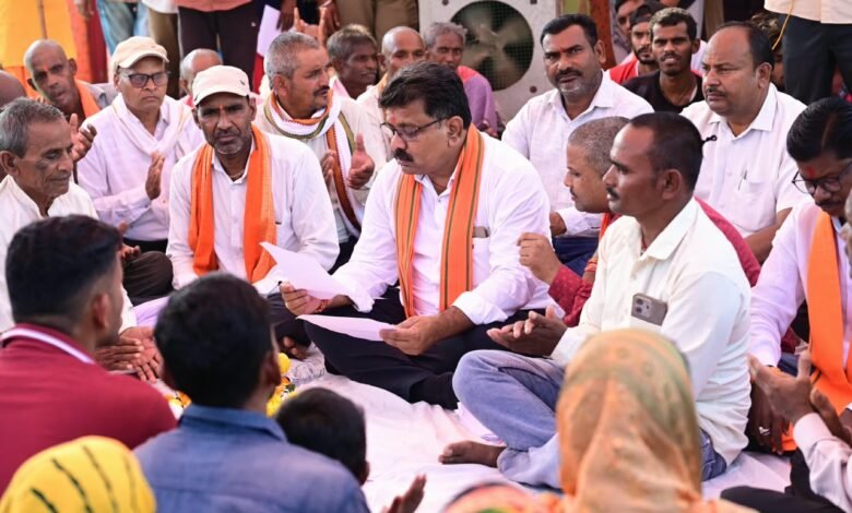 ग्रामीणों के बीच जमीन पर बैठकर उप मुख्यमंत्री ने किया आत्मीय संवाद, 74.80 लाख रुपए के विकास कार्यों की दी सौगात
