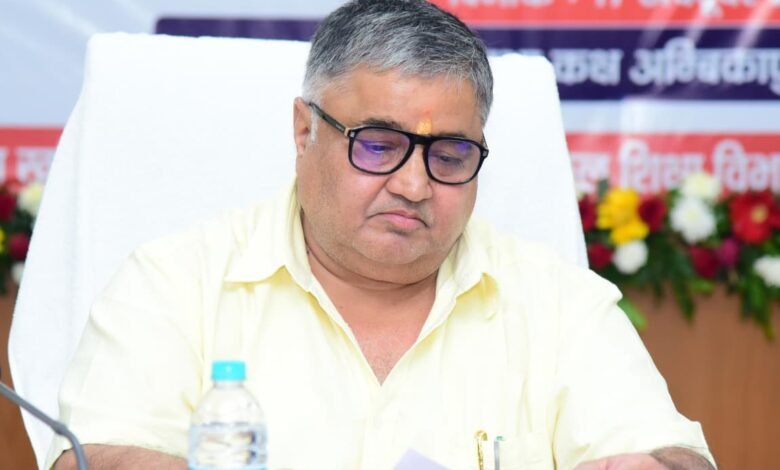 मंत्री श्री राजेश अग्रवाल ने सरगुजा जिले के 35 शासकीय स्कूलों में नीट एवं जेईई की निःशुल्क लाइव ऑनलाइन कोचिंग का किया शुभारंभ