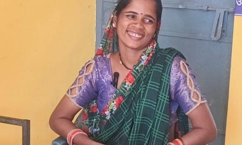योजना की 32वीं किस्त मिलने से मानकुंवर के चेहरे पर आई खुशी, बच्चों के लिए खरीद रही हैं कॉपी-पेन और जरूरी शैक्षणिक सामग्री
