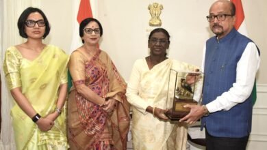 राष्ट्रपति श्रीमती द्रौपदी मुर्मु को राज्यपाल श्री रमेन डेका ने भेंट की पहाड़ी मैना  की प्रतिकृति