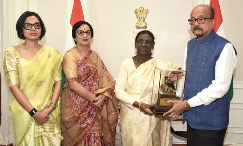 राष्ट्रपति श्रीमती द्रौपदी मुर्मु को राज्यपाल श्री रमेन डेका ने भेंट की पहाड़ी मैना की प्रतिकृति राष्ट्रपति श्रीमती द्रौपदी मुर्मु को राज्यपाल श्री रमेन डेका ने भेंट की पहाड़ी मैना की प्रतिकृति