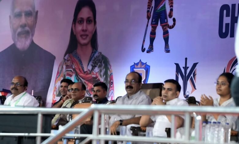 उप मुख्यमंत्री श्री अरुण साव ने की खिलाड़ियों की हौसला अफजाई, मैच देखने पहुंचे हॉकी स्टेडियम उप मुख्यमंत्री श्री अरुण साव ने की खिलाड़ियों की हौसला अफजाई, मैच देखने पहुंचे हॉकी स्टेडियम