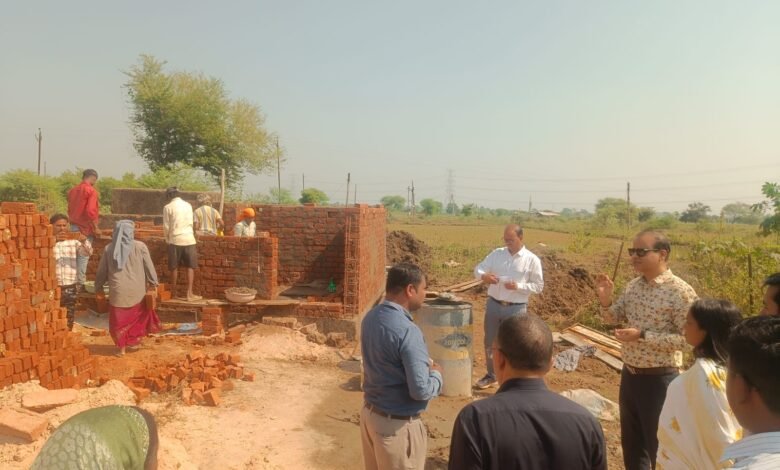 ग्रामीणों को अधिक से अधिक रोजगार उपलब्ध कराने और निर्माण कार्यों में गुणवत्ता सुनिश्चित करने के दिए निर्देश