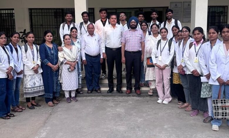 रसायन विज्ञान एवं भौतिकी के विद्यार्थियों ने आधुनिक फोरेंसिक विज्ञान की तकनीकों का किया अध्ययन रसायन विज्ञान एवं भौतिकी के विद्यार्थियों ने आधुनिक फोरेंसिक विज्ञान की तकनीकों का किया अध्ययन
