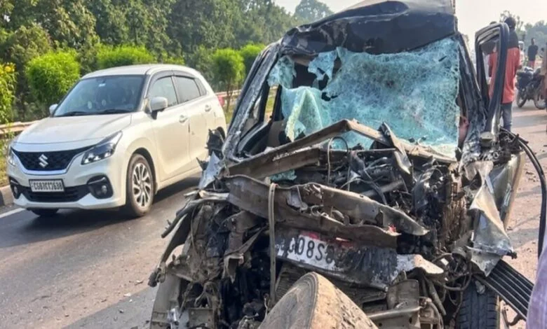 जबरदस्त सड़क हादसा : शादी से लौट रहे कार सवार सड़क हादसे के शिकार, दो महिलाओं की मौत जबरदस्त सड़क हादसा : शादी से लौट रहे कार सवार सड़क हादसे के शिकार, दो महिलाओं की मौत