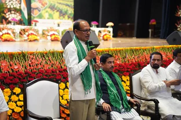 गन्ना किसानों के हितों की रक्षा के लिए केंद्र सरकार का बड़ा कदम, 1 हफ्ते में उच्चस्तरीय कमेटी बनाने का ऐलान गन्ना किसानों के हितों की रक्षा के लिए केंद्र सरकार का बड़ा कदम, 1 हफ्ते में उच्चस्तरीय कमेटी बनाने का ऐलान