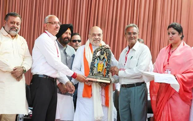 शाह ने पंजाब में विजयदशमी उत्सव में चिट्टे के प्रतीकात्मक रावण का किया दहन